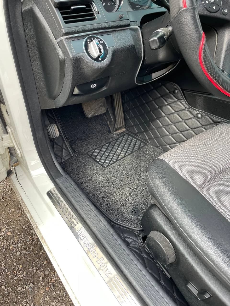 Водительская зона Mercedes-Benz C200 W204: экокожа и ворсовая вставка