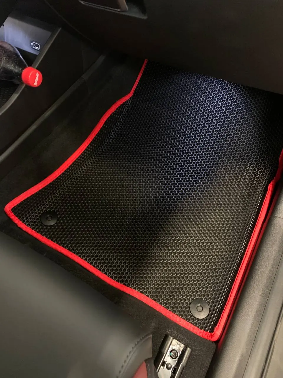 Черный ЕВА-коврик с красной окантовкой в Geely Coolray 2023