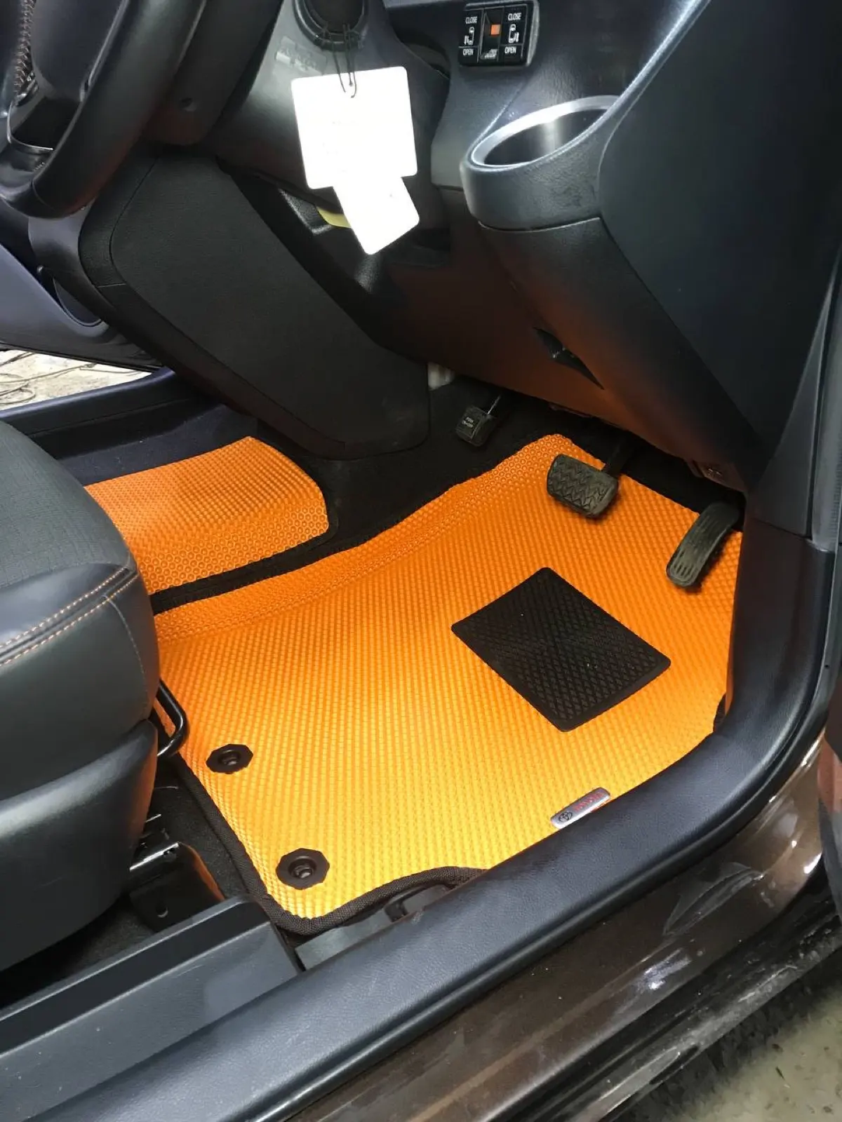 Оранжевый ЕВА-коврик в Toyota Sienta 2018 NSP170