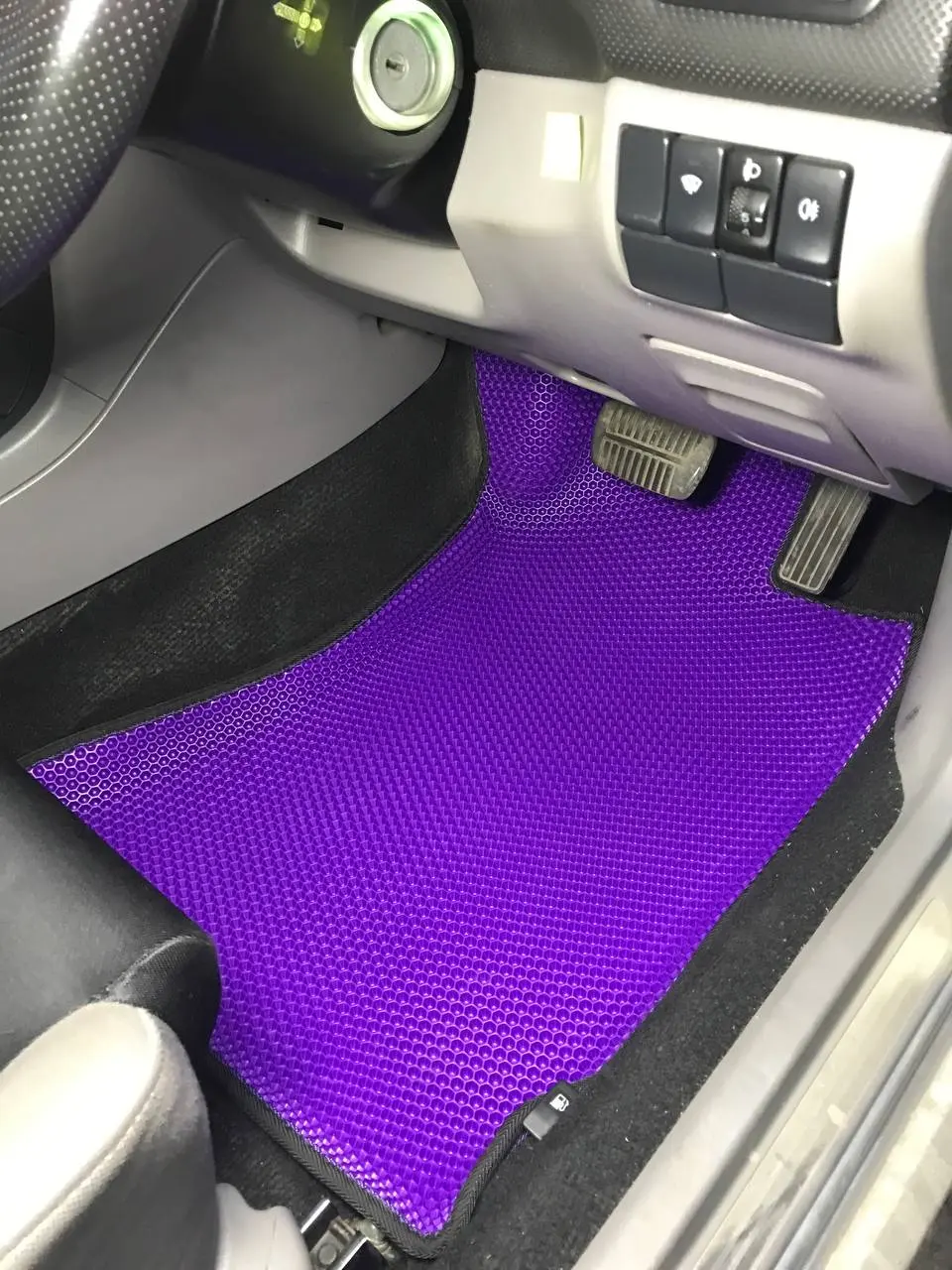 Водительская зона Subaru Forester 2004 SG5 с фиолетовым ЕВА-ковриком