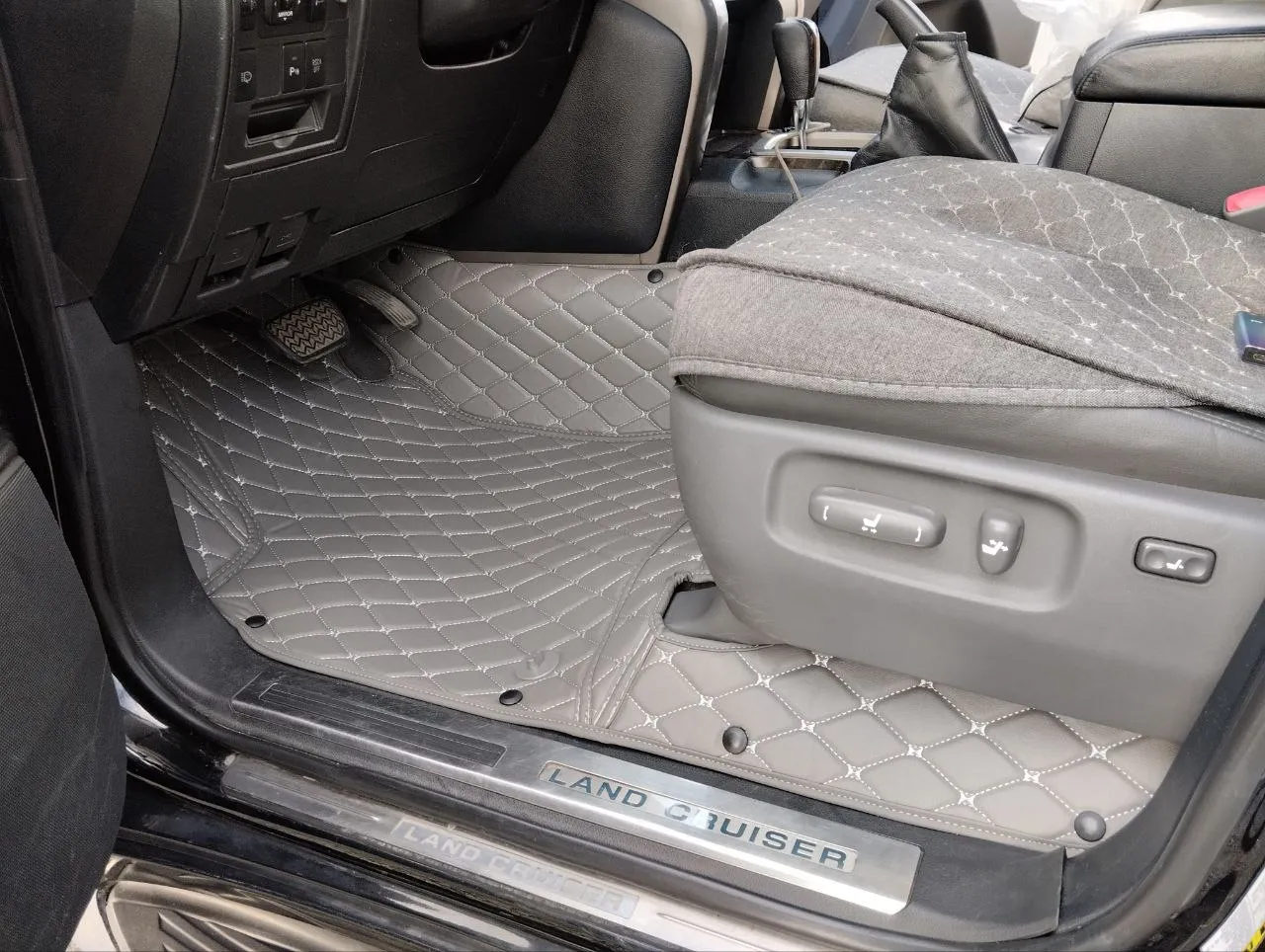 Водительская зона Toyota Land Cruiser 200 с серым стёганым покрытием
