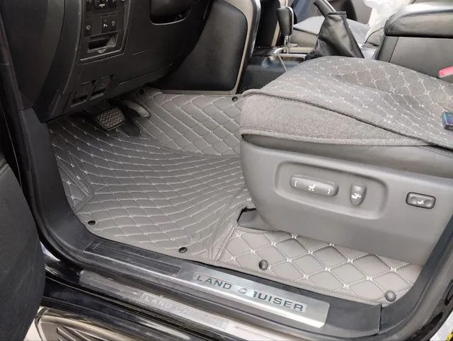 Водительская зона Toyota Land Cruiser 200 с серым стёганым покрытием