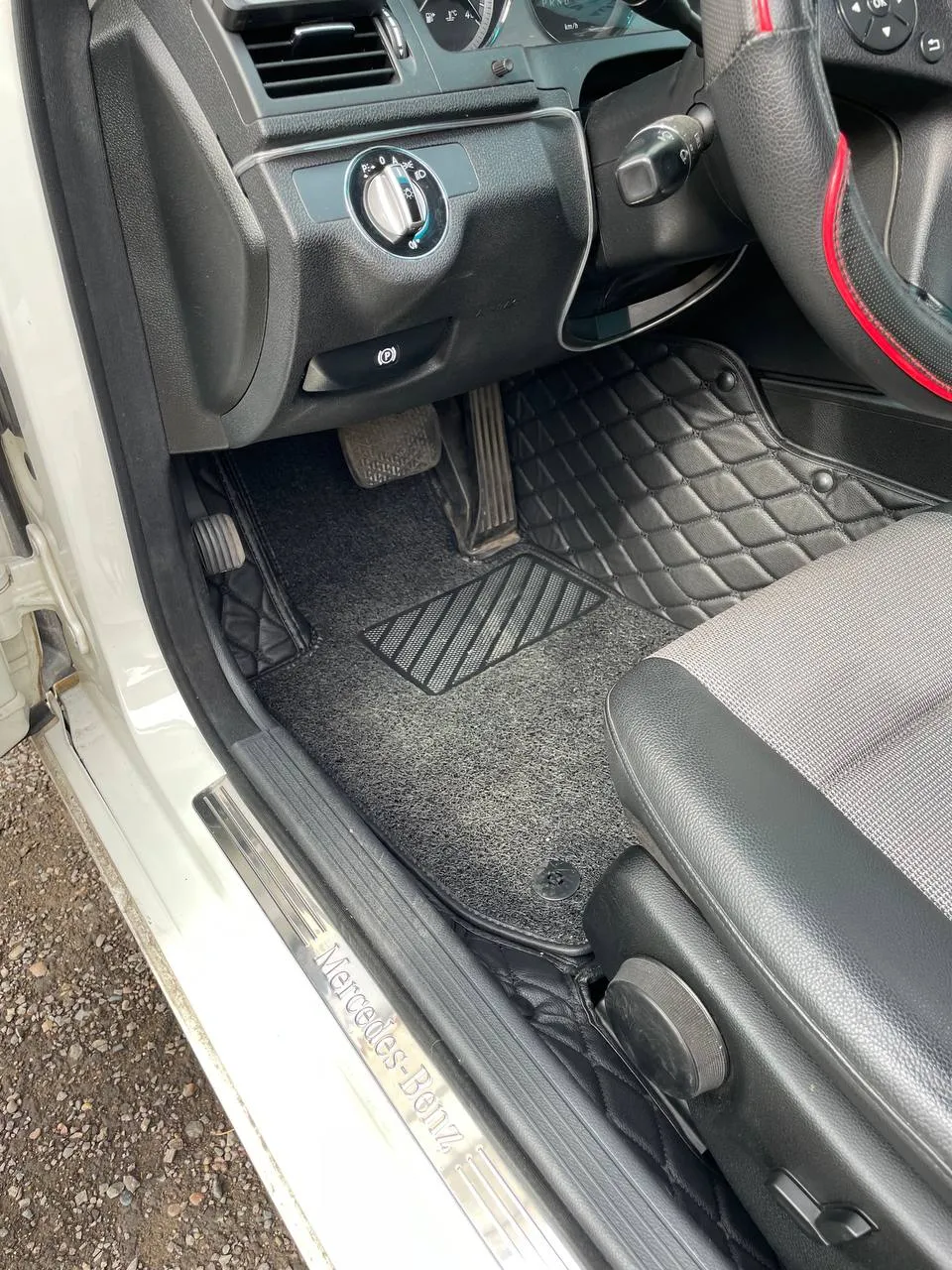 Водительская зона Mercedes-Benz C200 W204: экокожа и ворсовая вставка
