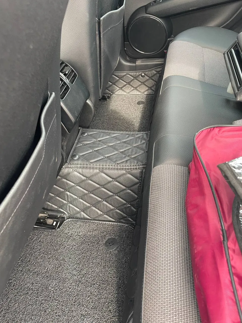 Ворсовые вставки на стёганом основании заднего ряда Mercedes-Benz C200 W204
