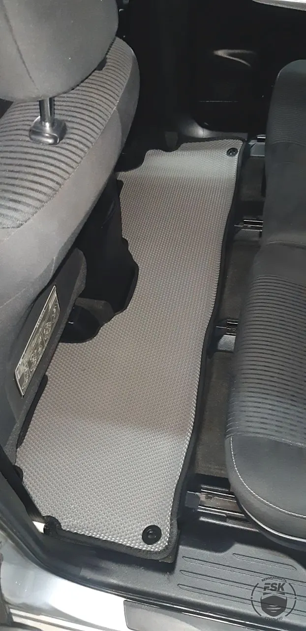 Toyota Prius Alpha 2017: серые ЕВА-коврики, фото 3