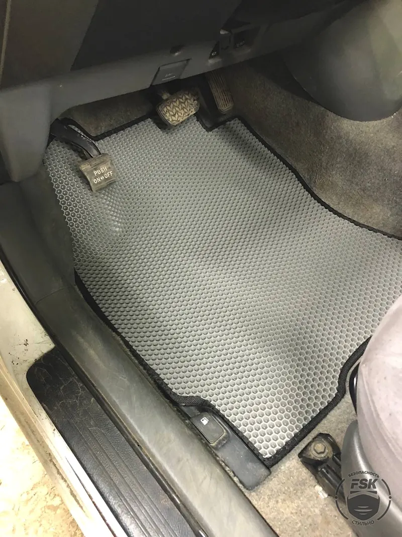 Toyota Prius 2008: серые ЕВА-коврики, фото 1