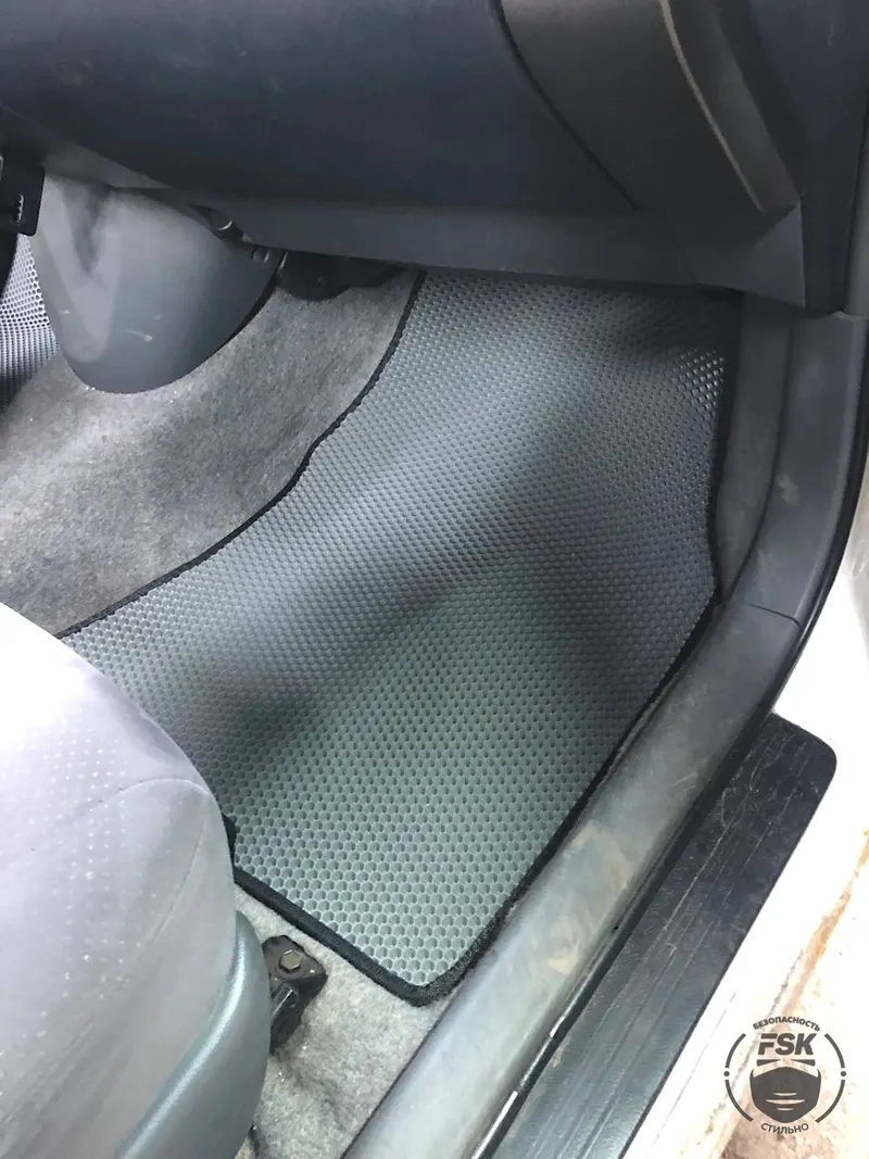 Toyota Prius 2008: серые ЕВА-коврики, фото 2