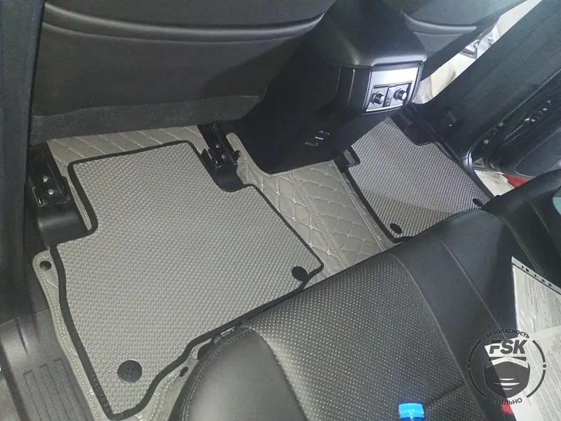 Toyota Land Cruiser Prado 150: стёганое основание и бежевые ЕВА-вставки, фото 1