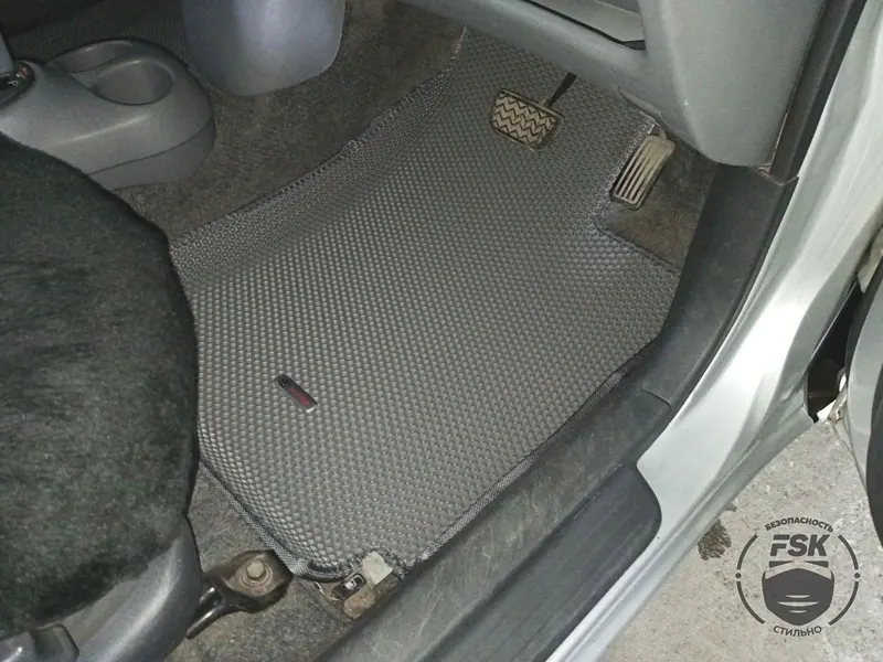 Toyota Vitz 2000: серые ЕВА-коврики, фото 2