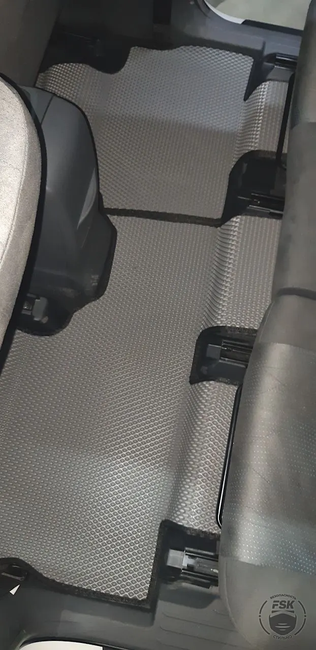 Toyota Prius Alpha 2013: серые ЕВА-коврики, фото 1