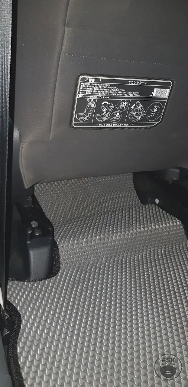 Toyota Prius Alpha 2013: серые ЕВА-коврики, фото 2