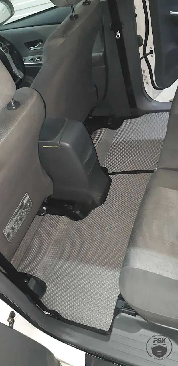 Toyota Prius Alpha 2013: серые ЕВА-коврики, фото 3