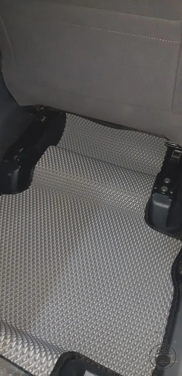 Toyota Prius Alpha 2013: серые ЕВА-коврики, фото 5