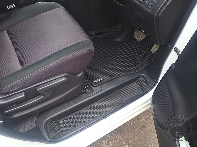 Nissan Serena C27: чёрные ЕВА-коврики, фото 2