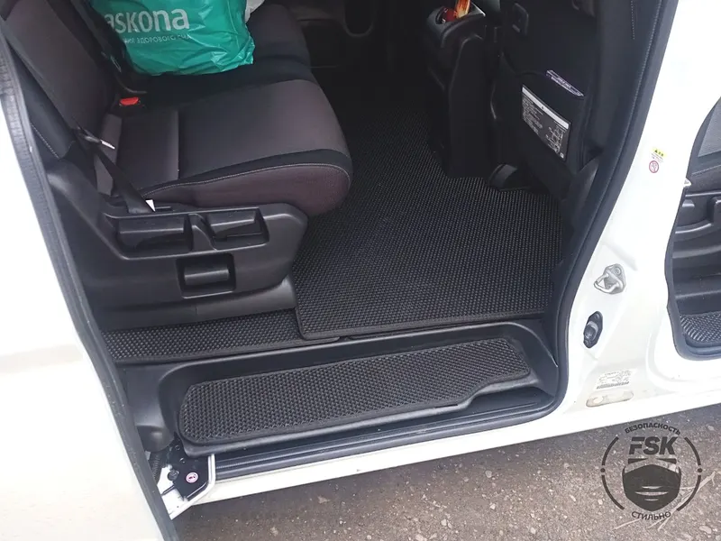 Nissan Serena C27: чёрные ЕВА-коврики, фото 4