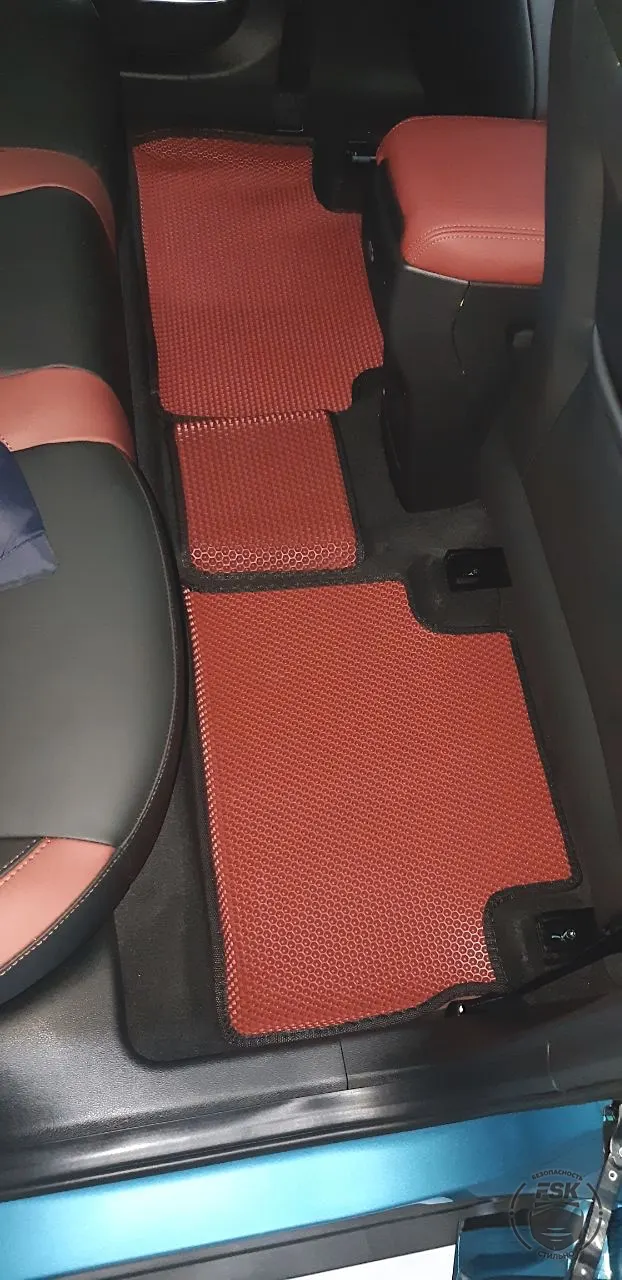 Geely Coolray 2023: бордовые ЕВА-коврики, фото 2