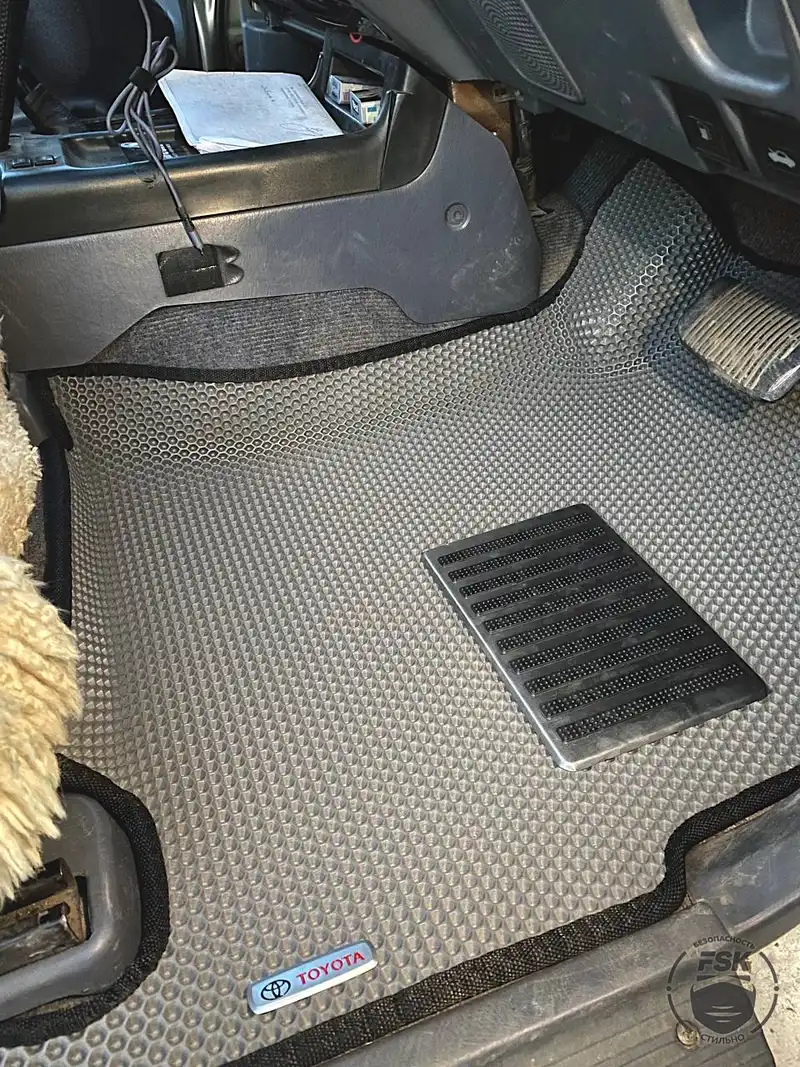 Toyota Land Cruiser 95 2001: серые ЕВА-коврики, фото 1