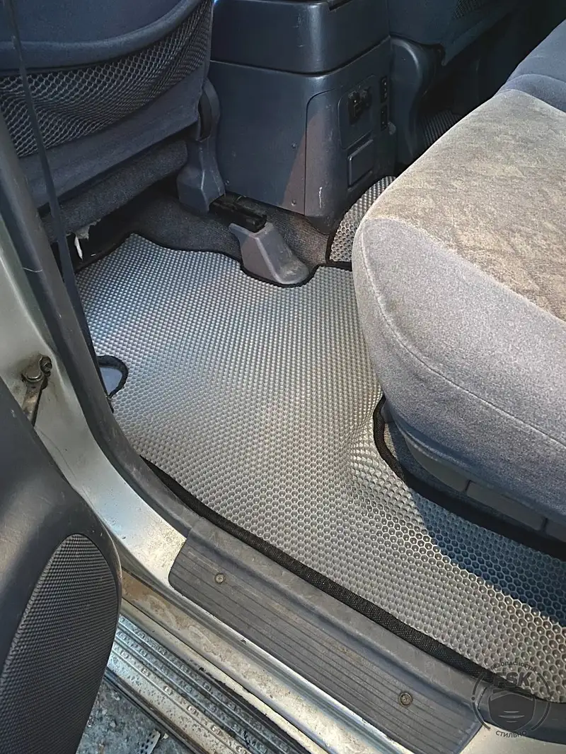 Toyota Land Cruiser 95 2001: серые ЕВА-коврики, фото 4