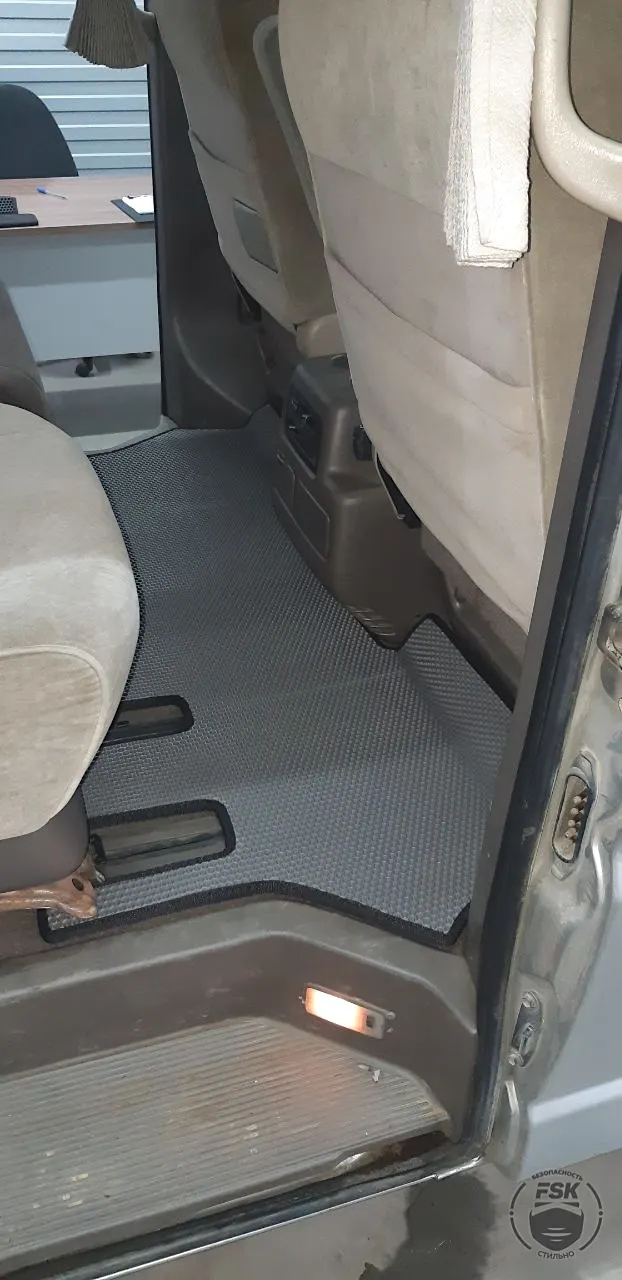 Toyota Grand Hiace 2001: серые ЕВА-коврики, фото 2
