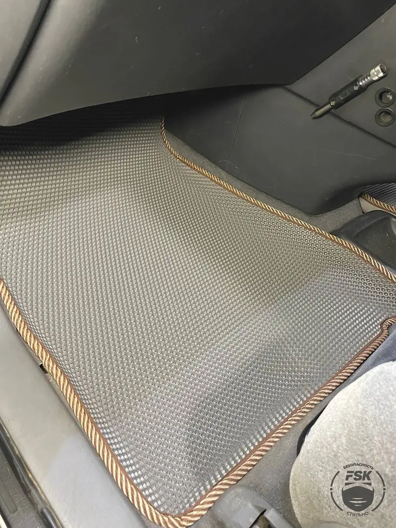 Toyota Harrier, первое поколение: серые ЕВА-коврики, фото 2