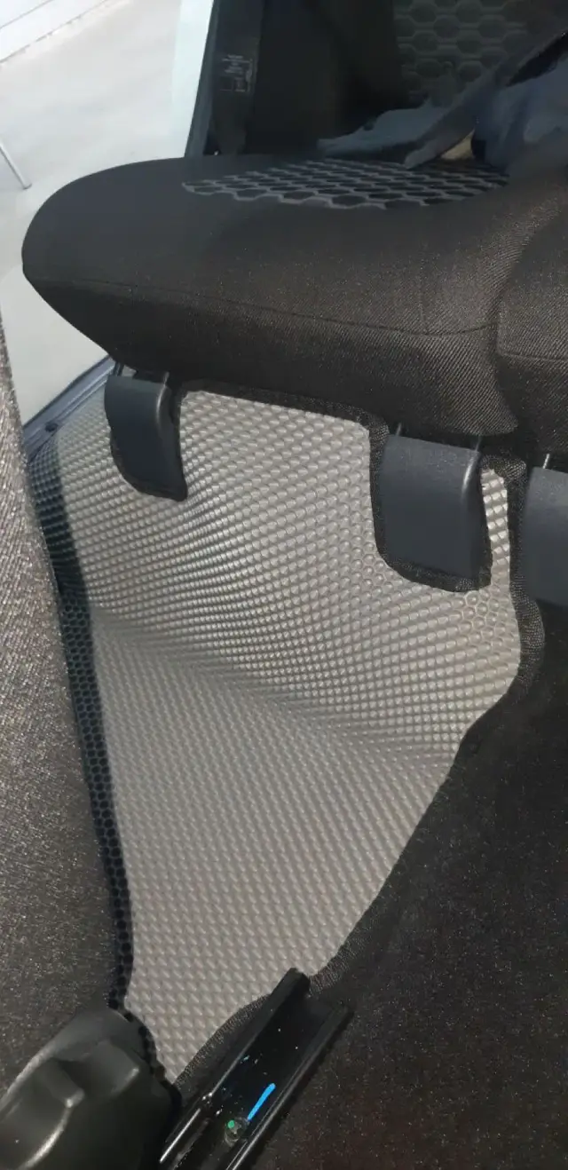 Посадка серого ЕВА-коврика в Lada Granta 2023