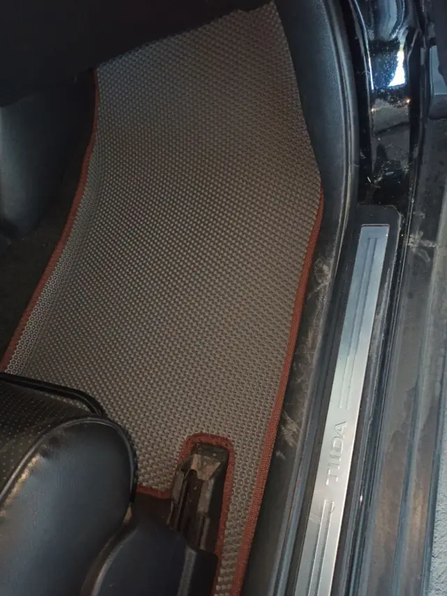 Задний ряд Nissan Tiida 2007 C11 с серым ЕВА-ковриком