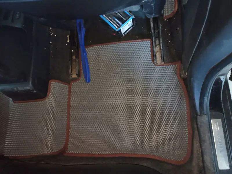 Салон Nissan Tiida 2007 C11 с серым ЕВА-комплектом
