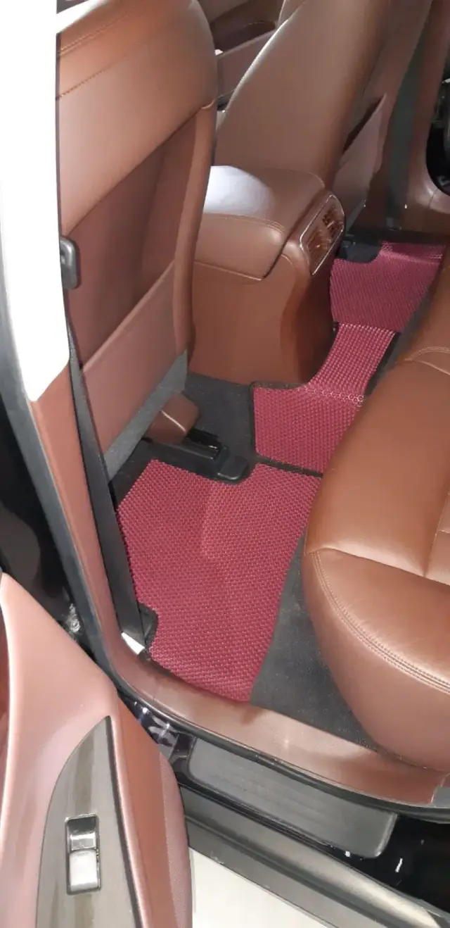 Задний ряд Infiniti QX50 2015 с бордовым ЕВА-ковриком