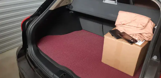 Пассажирская зона Infiniti QX50 2015 с бордовым ЕВА-ковриком