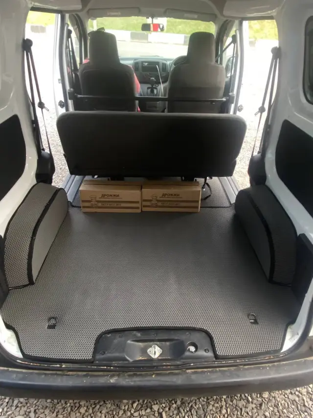 Багажная зона Nissan NV200 с серым ЕВА-ковриком