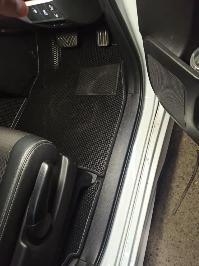 Передняя зона Honda StepWGN Spada 2018 RP3 с черным ЕВА-ковриком