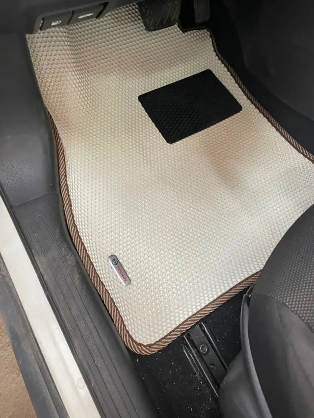Водительская зона Nissan Juke 2012 с бежевым ЕВА-ковриком