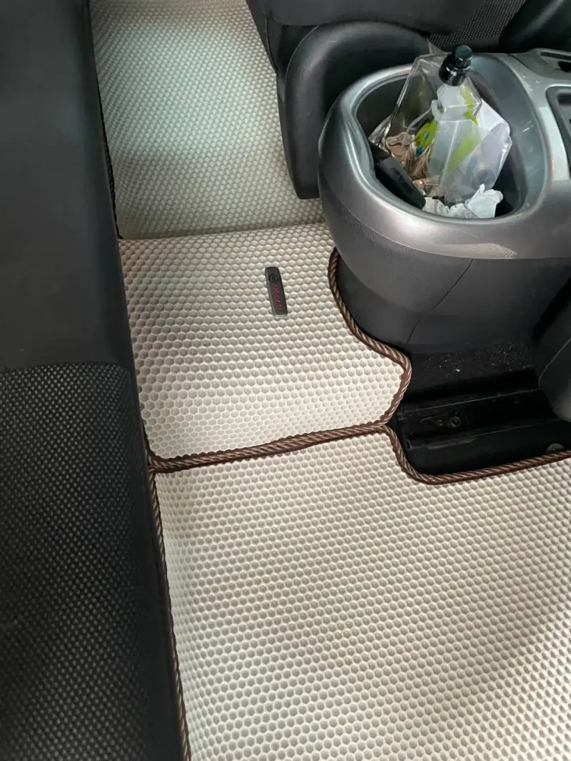 Задний ряд Nissan Juke 2012 с бежевым ЕВА-ковриком