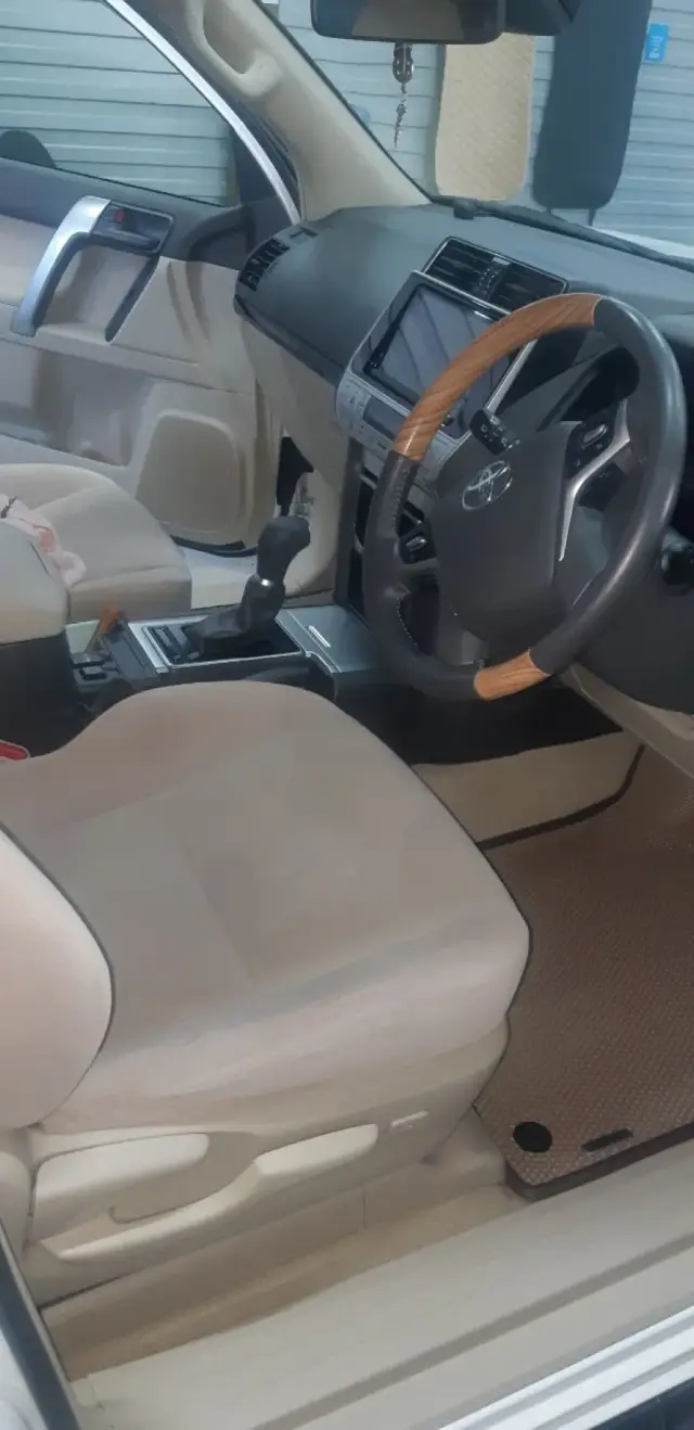 Водительская зона Toyota Land Cruiser 2019 150 с бежевым ЕВА-ковриком