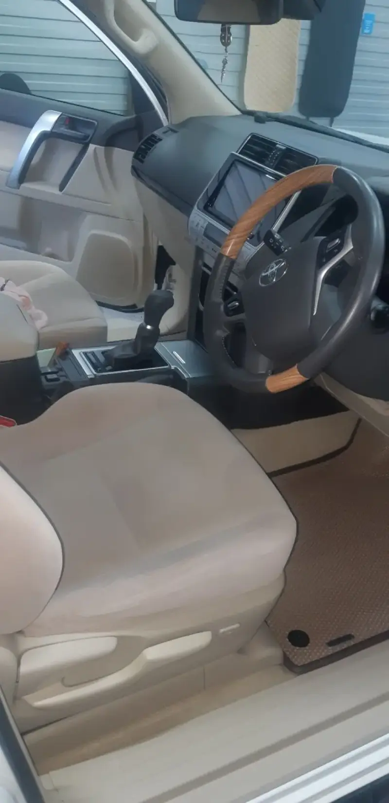 Водительская зона Toyota Land Cruiser 2019 150 с бежевым ЕВА-ковриком