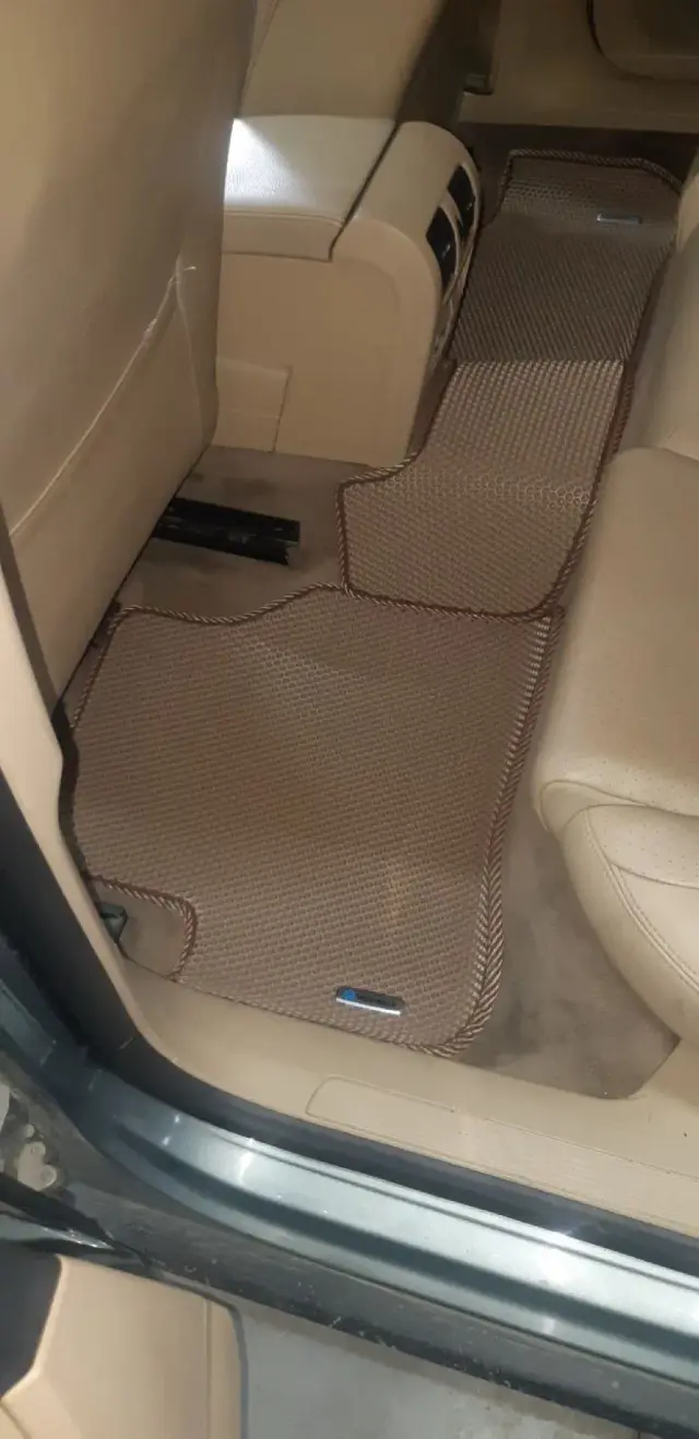 Задний ряд Volkswagen Passat 2006 B6 с бежевым ЕВА-ковриком