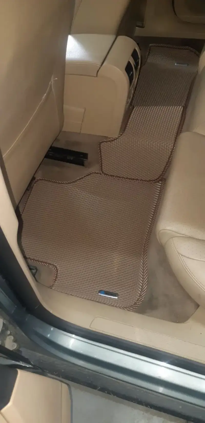 Задний ряд Volkswagen Passat 2006 B6 с бежевым ЕВА-ковриком