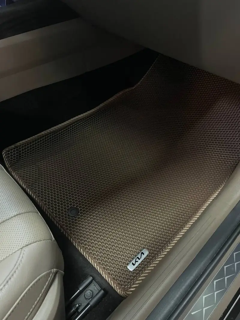 Пассажирская зона Kia K8 2021 с коричневым ЕВА-ковриком