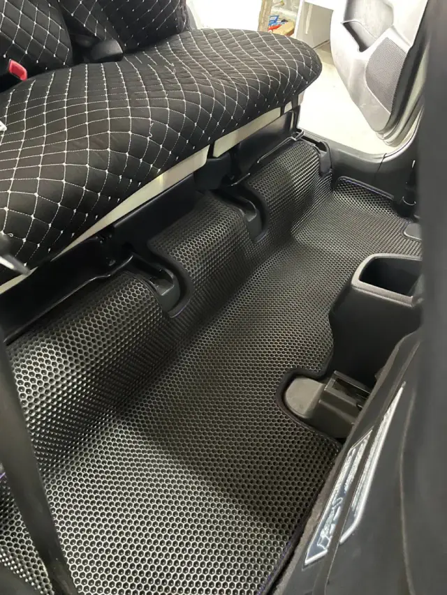Задний ряд Toyota Wish 2015 с черным ЕВА-ковриком и фиолетовым кантом
