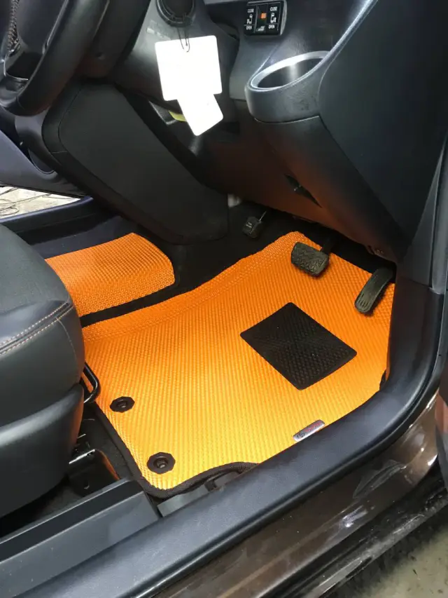 Водительская зона Toyota Sienta 2018 NSP170 с оранжевым ЕВА-ковриком