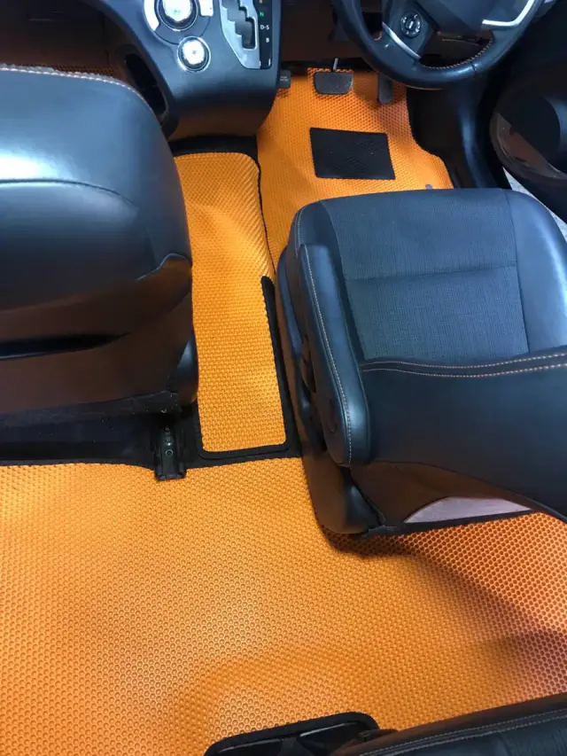 Пассажирская зона Toyota Sienta 2018 NSP170 с оранжевым ЕВА-ковриком