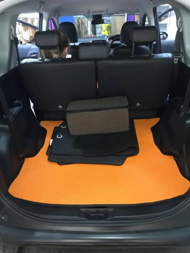 Задний ряд Toyota Sienta 2018 NSP170 с оранжевым ЕВА-ковриком