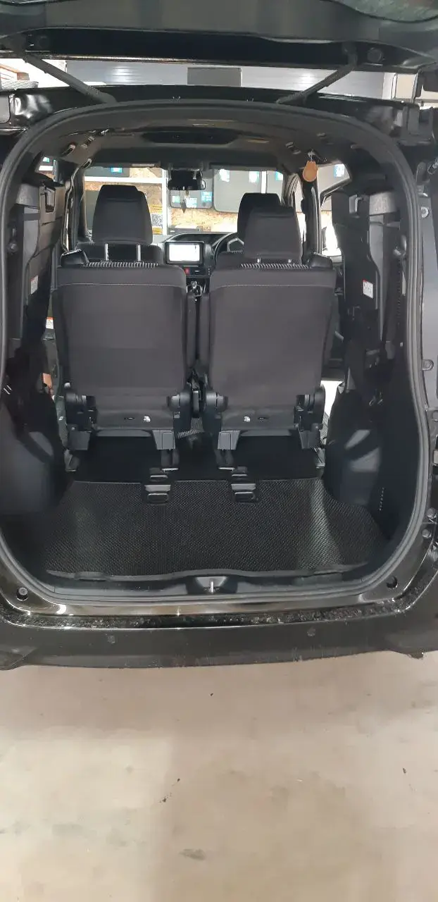 Багажник Toyota Voxy Hybrid 2019 ZWR-80 с черным ЕВА-ковриком