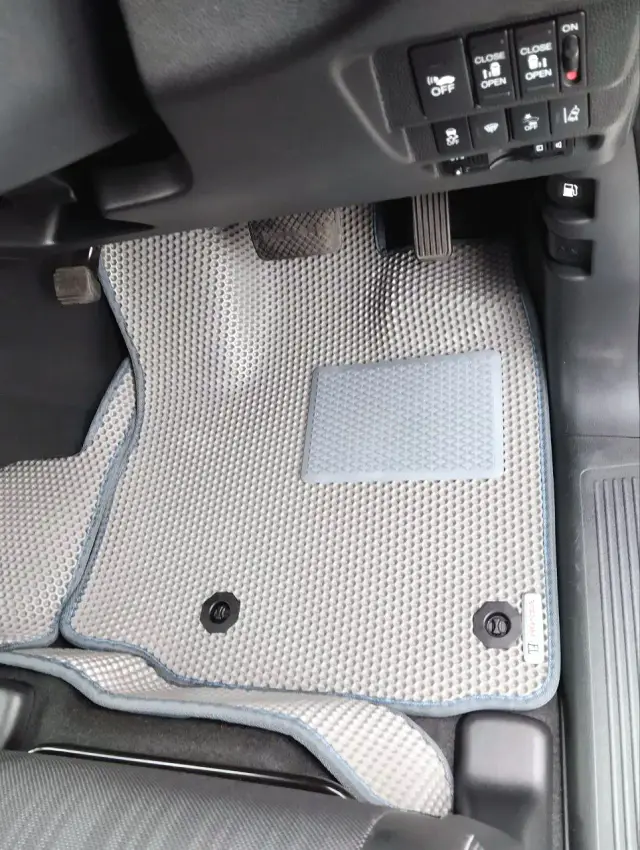 Водительская зона Honda Freed Plus 2018 с серым ЕВА-ковриком и подпятником