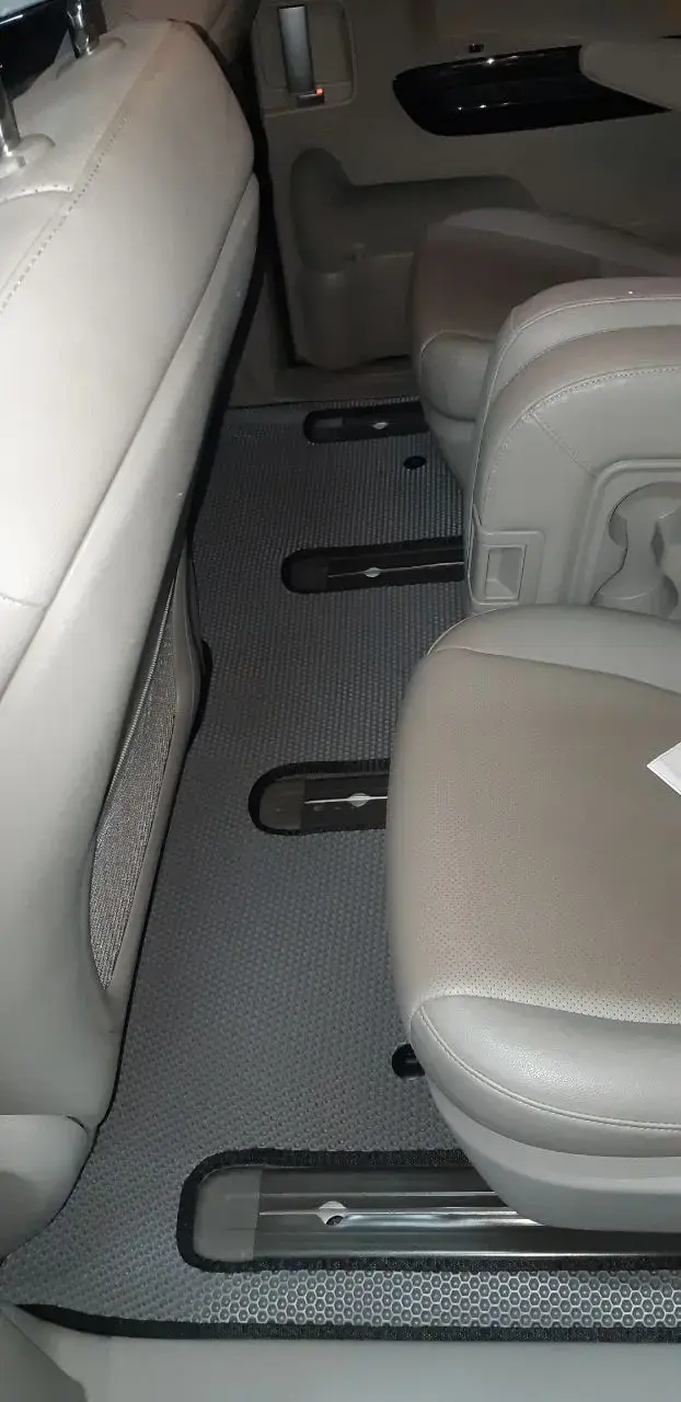 Задний ряд Kia Carnival 2016 с серым ЕВА-ковриком