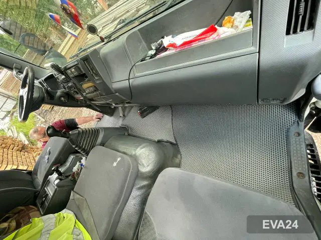 Серый ЕВА-комплект в кабине Isuzu Forward 2014