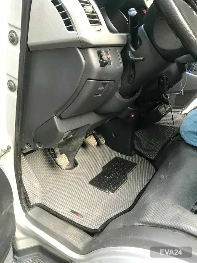Рабочая зона широкой кабины Isuzu Forward 2014 с ЕВА-ковриком