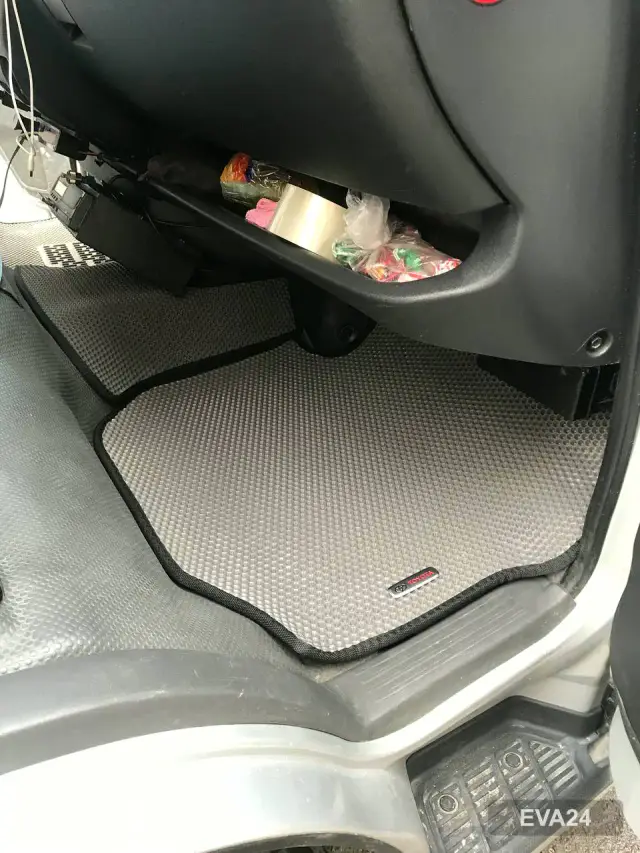 Серый ЕВА-коврик в Toyota Hiace 2008