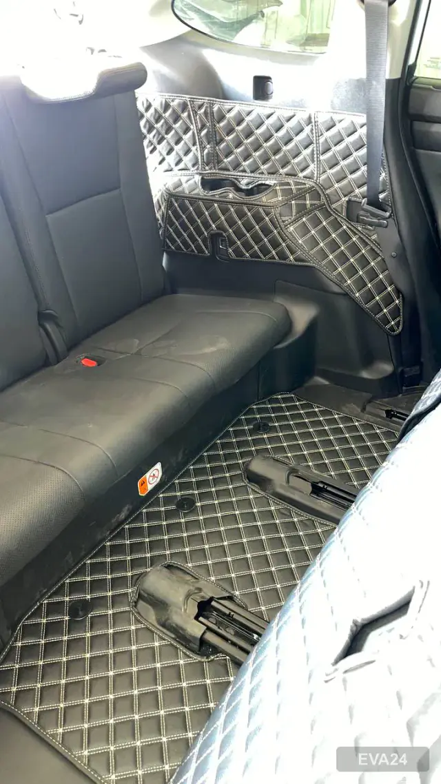Зона салона Toyota Highlander 2022 с серым ЕВА-ковриком