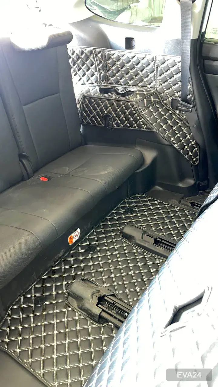 Зона салона Toyota Highlander 2022 с серым ЕВА-ковриком